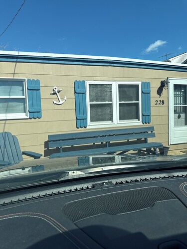 Cozy 2-bedroom cottage in perfect Seaside Heights with AC