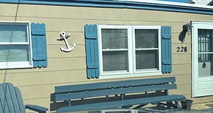 Cozy 2-bedroom cottage in perfect Seaside Heights with AC