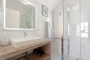 Ducha, secador de pelo y toallas