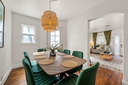 Historic 4BR Home, Parking