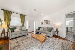 TV - Amazing 4BR Home w/Parking (San Diego)