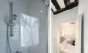 Douche, sèche-cheveux, serviettes fournies, savon