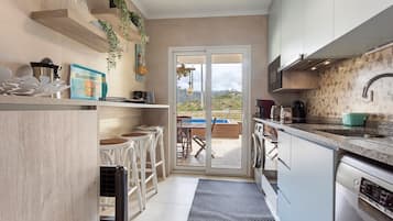 Refrigerador, microondas, horno, placa de cocina