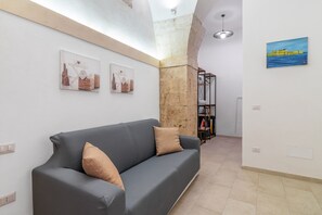 TV - Apartment 'Atena Ortigia' with Wi-Fi and Air Conditioning (Siracusa)