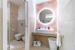 Douche, sèche-cheveux, serviettes fournies