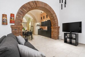 TV - Apartment 'Atena Ortigia' with Wi-Fi and Air Conditioning (Siracusa)