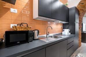 Fridge, microwave, stovetop, coffee/tea maker - Apartment 'Atena Ortigia' with Wi-Fi and Air Conditioning (Siracusa)