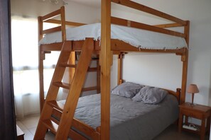 Room - T3 apartment, large terrace overlooking wooded park, 5' from town center and beaches (PROPRIANO)