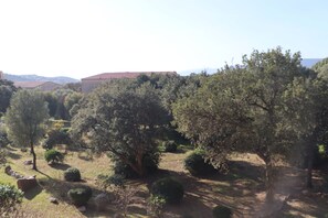 Property grounds - T3 apartment, large terrace overlooking wooded park, 5' from town center and beaches (PROPRIANO)