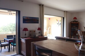 Interior - T3 apartment, large terrace overlooking wooded park, 5' from town center and beaches (PROPRIANO)