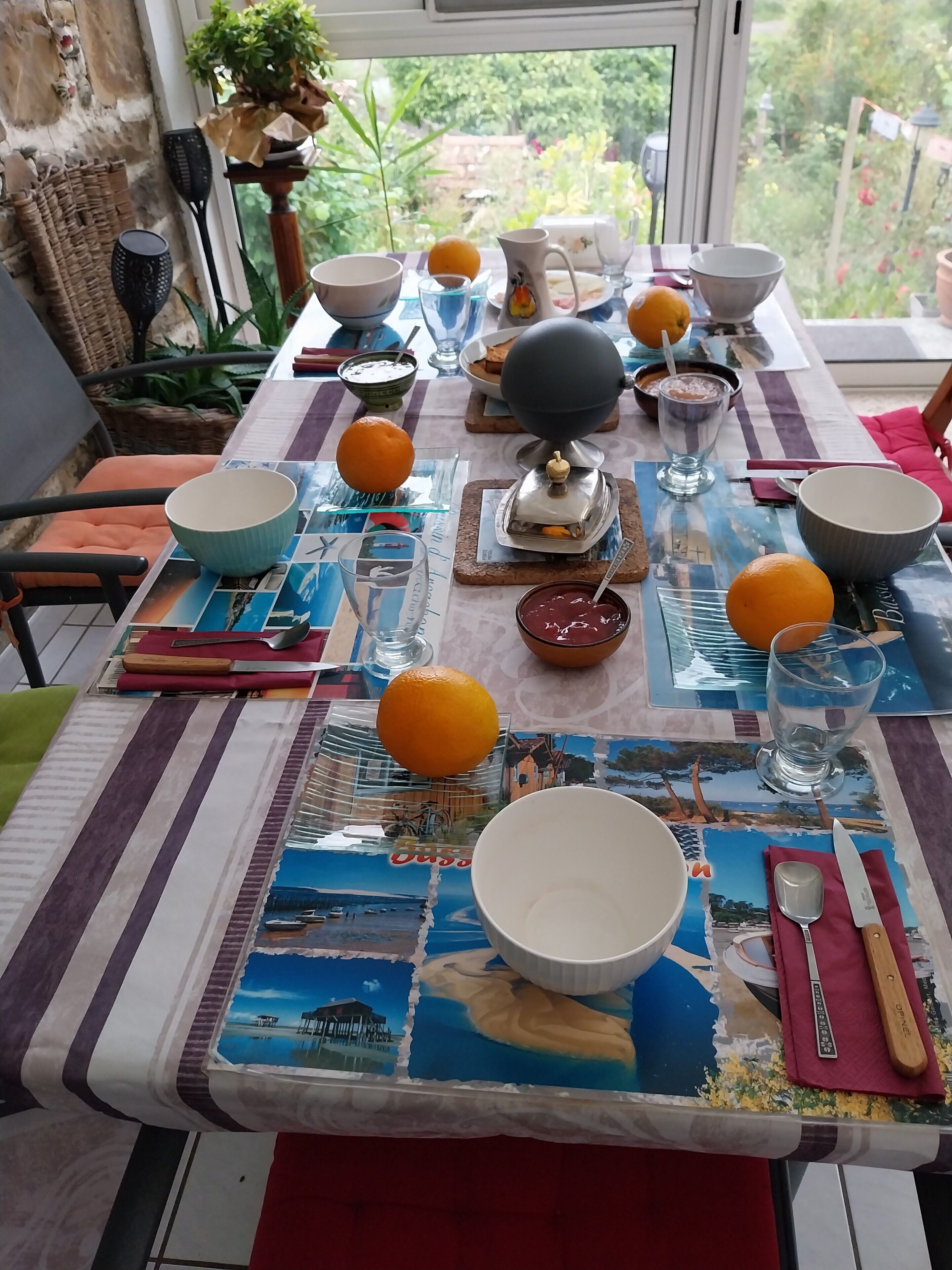 Een tafel gedekt met verschillende gerechten, glazen en een decoratief middelpunt.
