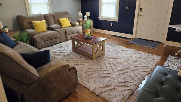 Living area - Home sweet home for Travelers (Peoria)