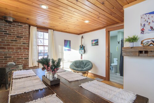 Peaceful 3-bedroom cabin with 4 beds in charming Montgomery minutes to Jay Peak!