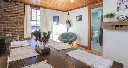 Peaceful 3-bedroom cabin with 4 beds in charming Montgomery minutes to Jay Peak!