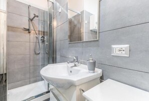 Shower, hair dryer, bidet, towels - Battistini Sweet House (Roma)