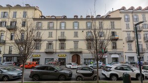 Eine Straße mit parkenden Autos, einem Gebäude mit 'MIX Markt'-Schildern und einem 'PROVIDEDIA'-Schild.