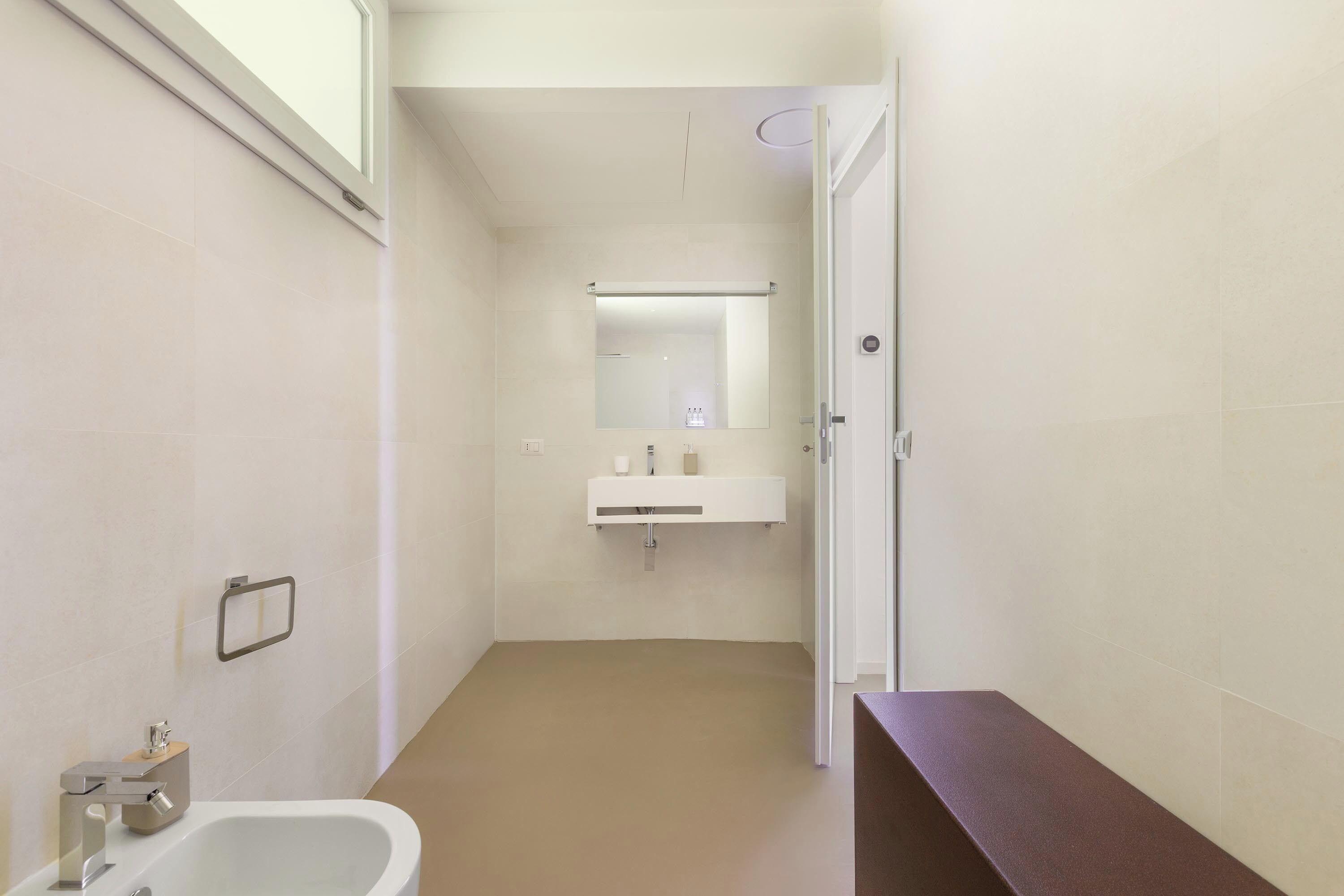 Ein modernes Badezimmer mit einer Badewanne, einem Waschbecken und einem Spiegel.