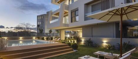 Deluxe-huoneisto, näköala puutarhaan | Uima-allas