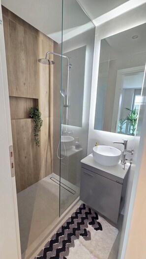 Deluxe Apartment, Garden View | Bathroom - Sagma Maisonette with pool and garden  (Glyfada)