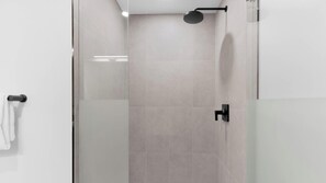 Shower, hair dryer, towels, shampoo - High-Rise Studio and Skyline Pool in DT Miami (Miami)