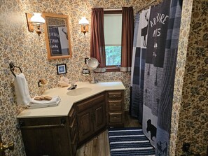 Shower, hair dryer, towels - Snow Chateau Adventure Lodge (Davis)