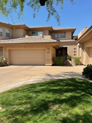 Exterior - 3-bedroom townhome in brilliant Scottsdale in the heart of Kierland (Scottsdale)