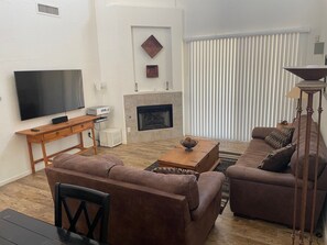 Living area - 3-bedroom townhome in brilliant Scottsdale in the heart of Kierland (Scottsdale)
