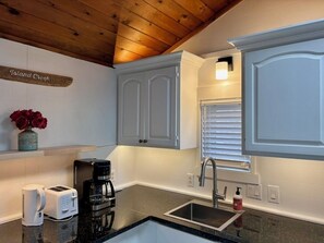 Fridge, microwave, oven, stovetop - Cozy Coastal House (Saco)