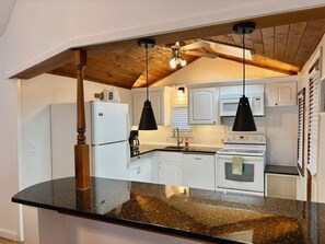 Private kitchen - Cozy Coastal Town Home (Saco)