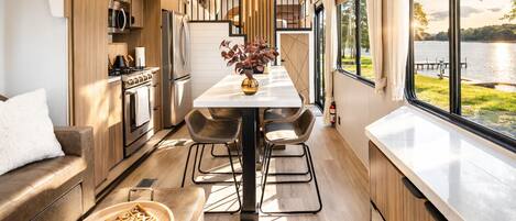 Kamer, meerdere bedden, niet-roken, privébadkamer | Dineren