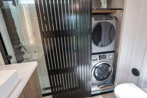 Room, Multiple Beds, Non Smoking, Private Bathroom | Interior