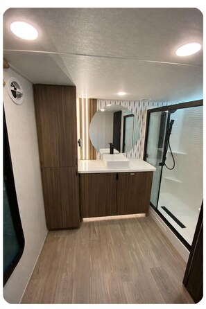 Zimmer, Mehrere Betten, Nichtraucher, eigenes Bad | Badezimmer