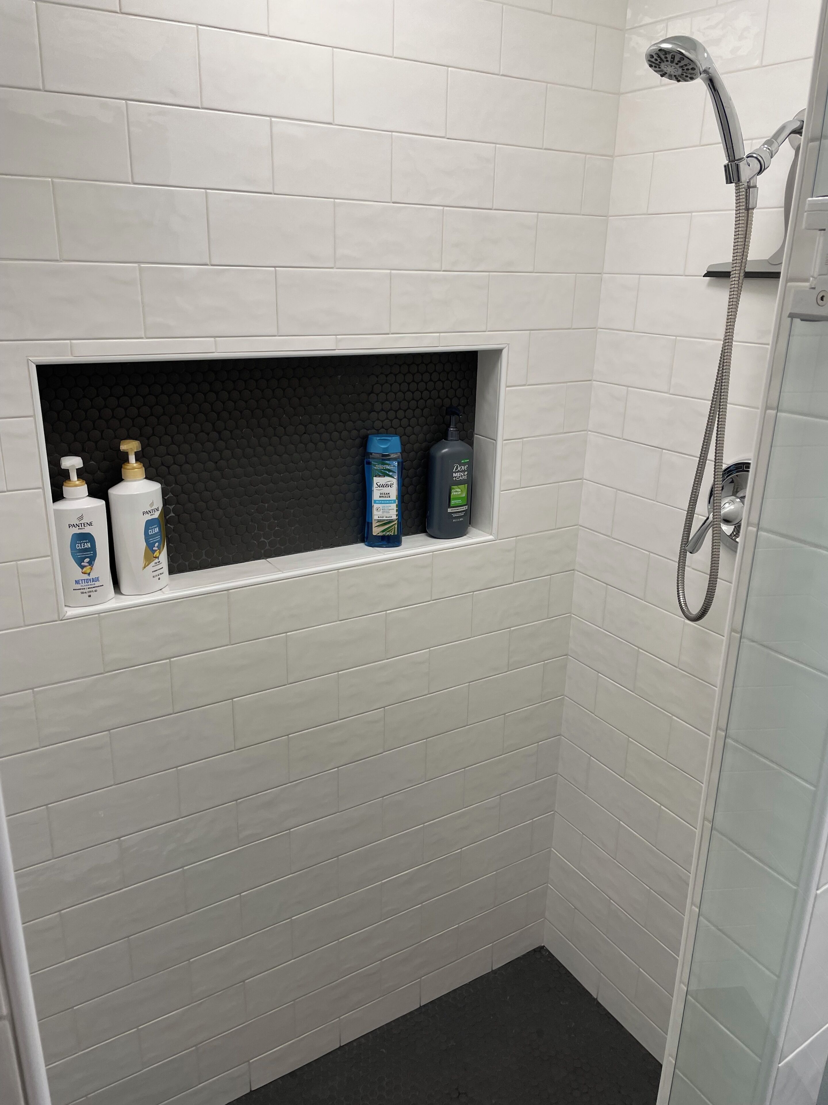 Douche, sèche-cheveux, serviettes fournies, savon