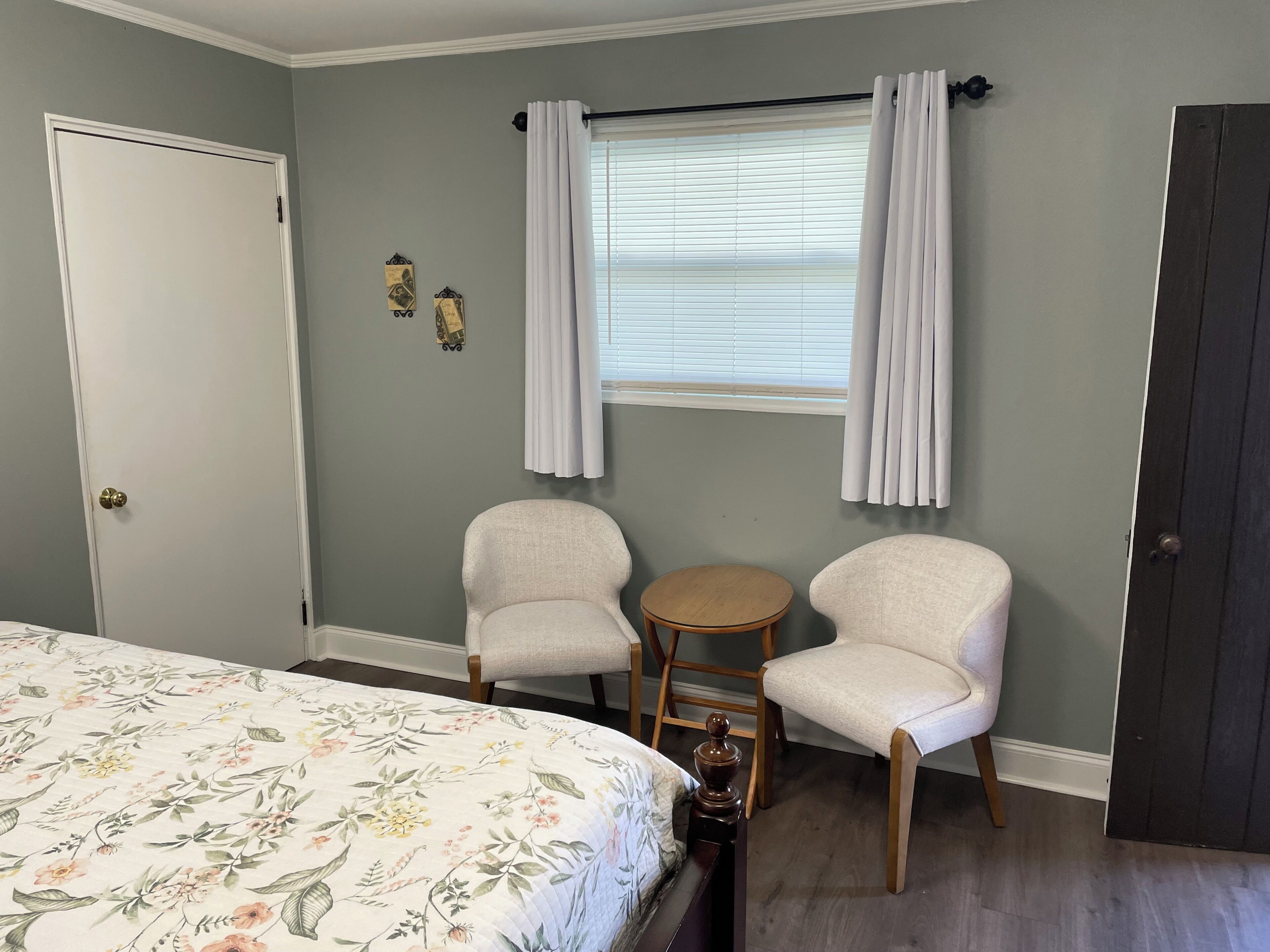 4 bedrooms, desk, iron/ironing board, WiFi (free)