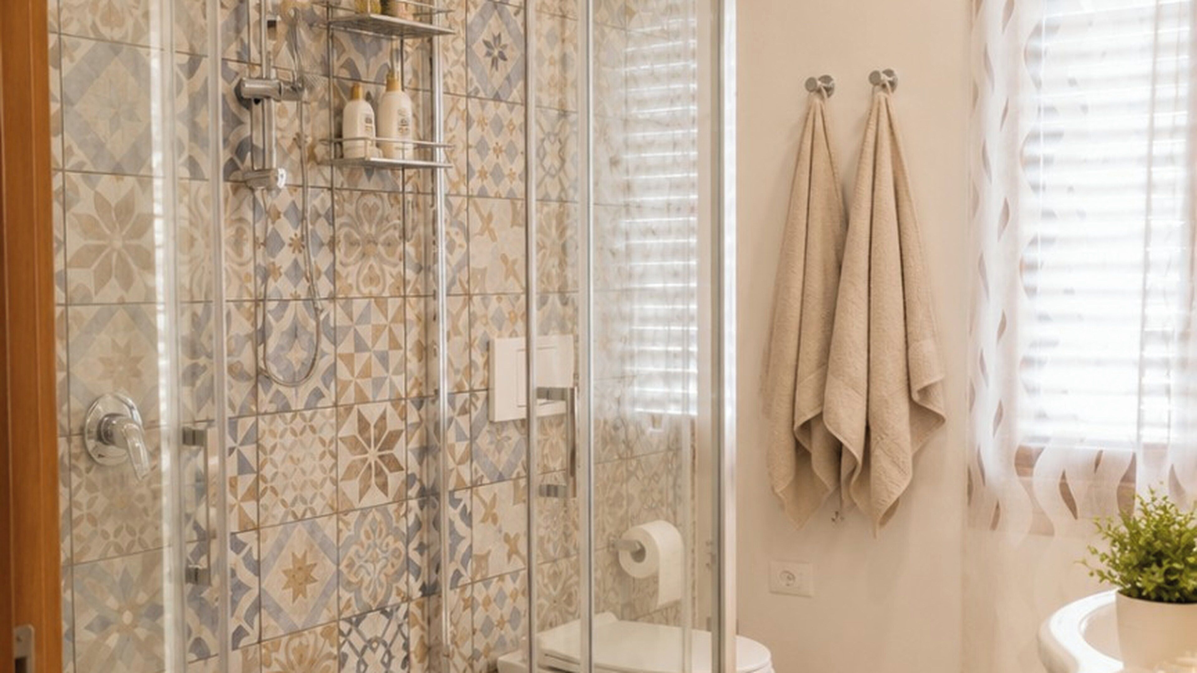 Douche, sèche-cheveux, bidet, serviettes fournies