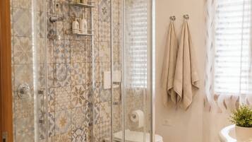 Douche, sèche-cheveux, bidet, serviettes fournies