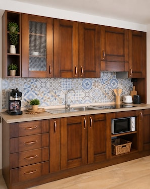 Coffee/tea maker, fridge, microwave, stovetop