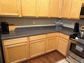Private kitchen - Spacious and inviting  2-bedroom apartment with AC in charming Boone (Boone)