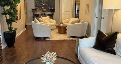 Cozy and Inviting 2-bedroom apartment minutes away from downtown.