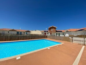 Seasonal outdoor pool, open 8:00 AM to 10:00 PM, sun loungers - Résidences Plage Océane (Biscarrosse)