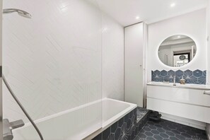 Dusche, Haartrockner, Handtücher, Shampoo