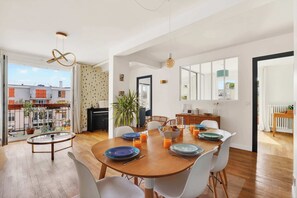 Dining - Bright & Quiet 3BR with Balconies in Paris 11th (Paris)