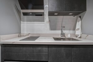 Private kitchen - High-Rise City View Studio, Modern Interiors, Prime BGC Location (Taguig)