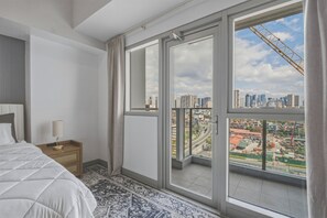 Free WiFi, bed sheets, wheelchair access - High-Rise City View Studio, Modern Interiors, Prime BGC Location (Taguig)