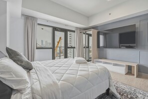Free WiFi, bed sheets, wheelchair access - High-Rise City View Studio, Modern Interiors, Prime BGC Location (Taguig)