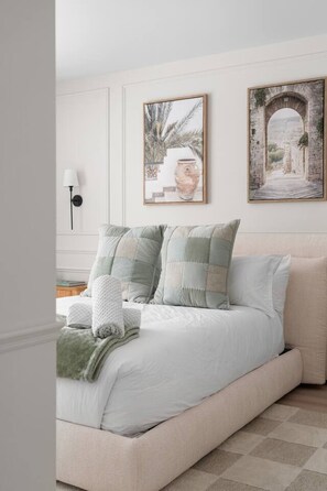 Desk, iron/ironing board, WiFi, bed sheets