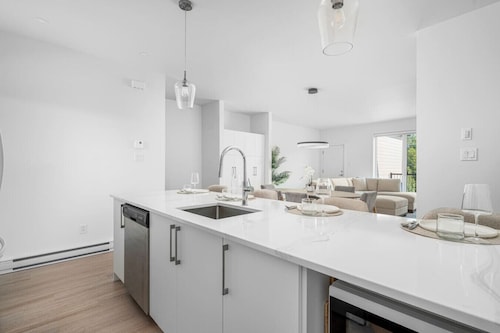 Spacious 3BR Penthouse Condo – Modern Comfort