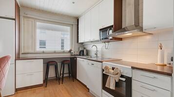 Fridge, microwave, oven, stovetop