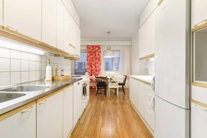 Kylskåp, ugn, diskmaskin och kaffe- och tebryggare