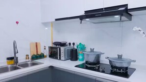 Eine moderne Küche mit Einbauofen, Kochfeld und Spüle.